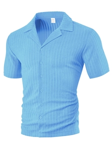Détail de l'étiquette taille M et de la texture tricotée sur une chemise bleue à manches courtes