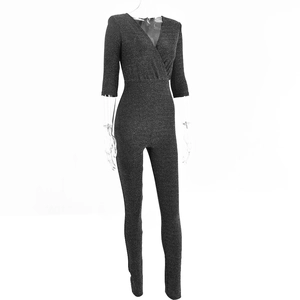 Détail du tissu scintillant et décolleté en V profond sur ce body gris foncé ajusté
