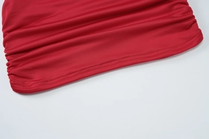 Dettaglio del crop top rosso con tessuto increspato e cuciture dell'orlo inferiore