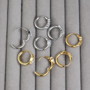 Boucles d'oreilles créoles de luxe en titane doré et argenté avec zircons micro-pavés