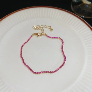 Bracelet doré élégant avec pierres de zircon rose et fermoir mousqueton réglable