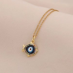 Dettaglio della collana con ciondolo a pesce dorato con malocchio e pietre preziose colorate
