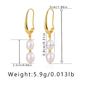 Dettaglio di orecchini con perle in ottone placcato oro 18K con dimensioni 5cm e 0,8cm