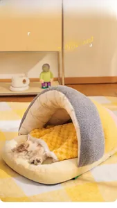 Détail du panier pour animaux en polaire avec couverture à carreaux jaune pour chats et chiens