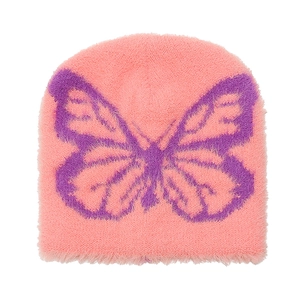 Vista dettagliata del berretto in maglia rosa con motivo a farfalla viola jacquard