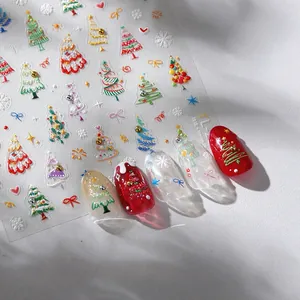 Vue détaillée de stickers ongles 3D en relief avec motifs de sapin et flocons de neige