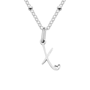 Vue macro du pendentif lettre K en argent avec détail cœur sur une chaîne à billes en inox