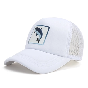Cappellino da baseball bianco in rete con una grafica di delfino blu sul davanti