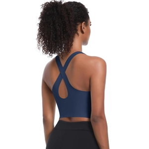 Détail du soutien-gorge de sport bleu marine avec découpe en goutte et dos croisé