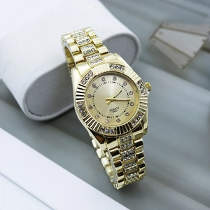 Montre à quartz dorée pour femme avec strass incrustés et bracelet à maillons métallique