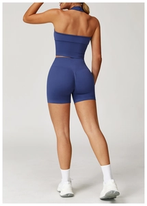 Détail de l'ensemble de yoga bleu sans couture avec haut dos nageur et short galbant