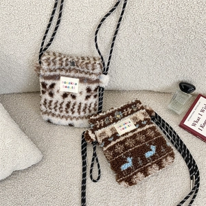 Détail de sacs bandoulière en peluche texture laine d'agneau et bandoulières en corde