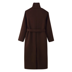 Vista posteriore di un lungo cappotto di lana marrone scuro con collo alto, cintura e spacco