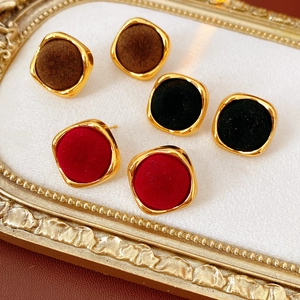 Détail de trois paires de boucles d'oreilles carrées floquées en marron noir et rouge