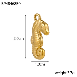 Pendentif hippocampe détaillé en finition dorée, hauteur 2,0 cm et poids de 3,7 g
