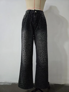 Dettaglio vita alta dei pantaloni in denim leopardati su un manichino sartoriale