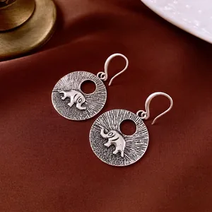 Boucles d'oreilles vintage en argent oxydé avec éléphant et motif ethnique chic