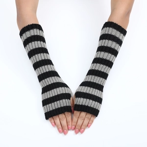 Dettaglio di scaldabraccia in maglia a righe grigie e nere con design a manica senza dita