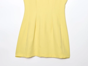 Détail du tissu tissé jaune avec ourlet plissé élégant et coutures lisses et précises