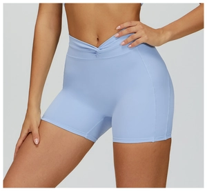 Dettaglio degli shorts da yoga a vita alta con design a V e cuciture laterali rinforzate