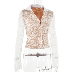 Détail du cardigan polo en dentelle blanche avec texture transparente et manches évasées