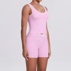 Détail du short taille haute en V avec liseré blanc sur l'ensemble de yoga rose