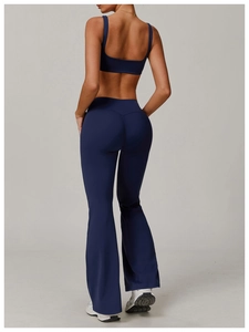 Vue arrière d'un ensemble de yoga bleu marine avec pantalon évasé et coutures galbantes