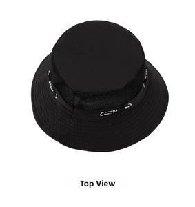 Dettaglio del cappello da sole nero in mesh con tessuto traspirante e cinturino Sport
