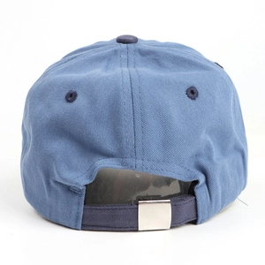 Vue arrière de casquette de baseball en coton bleu avec sangle réglable et boucle en métal
