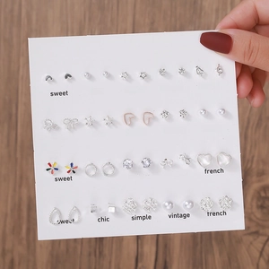 Ensemble détaillé de boucles d'oreilles à pampilles avec perles et motifs de papillon