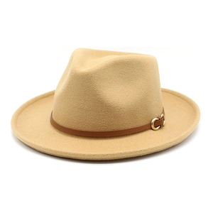 Détail d'un chapeau fedora en laine kaki avec ruban en cuir brun et boucle dorée chic