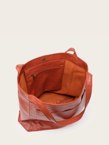 Vue intérieure du cabas en cuir orange montrant une poche zippée et un compartiment ouvert