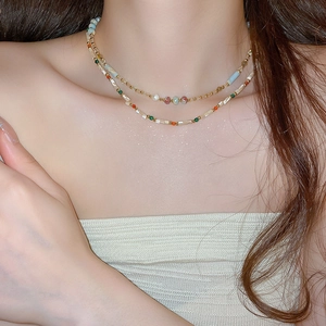 Collier double rang en perles de pierres naturelles colorées et métal porté par un mannequin