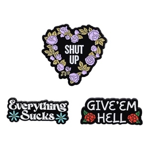 Trois broches en émail créatives avec cœurs, bannières, fleurs et slogans anglais
