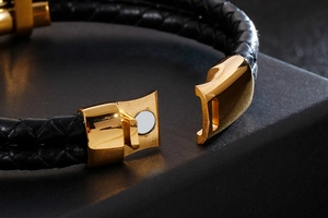 Vue macro du fermoir magnétique doré et de la texture en cuir tressé noir pour homme
