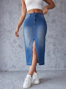 Détail d'une jupe en jean bleu taille haute avec fente frontale et ourlet brut