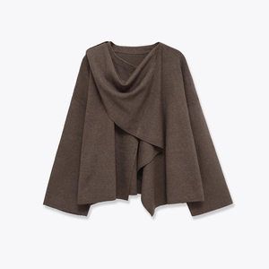 Detail einer dunkelbraunen Strickjacke mit asymmetrischem Schalkragen und Draperie