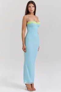 Detailansicht hellblaues Maxikleid mit gelber Spitze und Trägern für den Sommerurlaub
