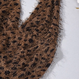 Gros plan sur le tissu en fausse fourrure léopard montrant la texture douce et dense