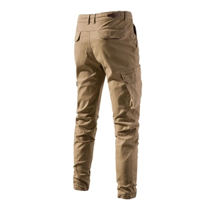 Vista posteriore dei pantaloni cargo da uomo in cotone kaki con tasche multiple