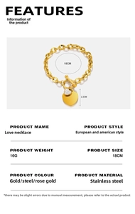 Détail d'un bracelet cœur en acier inoxydable doré avec pendentifs et chaîne à maillons