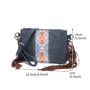 Vista detallada del bolso bandolera boho de cuero repujado con flecos y dimensiones