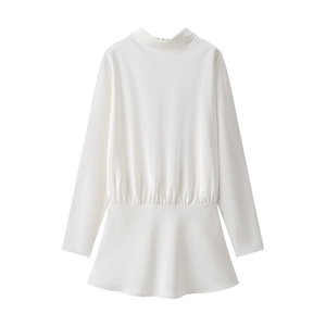 Élégant haut blanc en satin à manches longues avec col montant et taille basque évasée