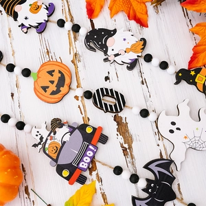 Nahaufnahme der Halloween Holzperlenkette mit Kürbis-, Gnom- und Fledermausanhängern