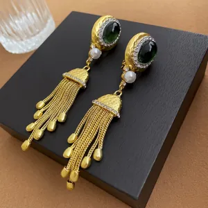 Boucles d'oreilles clips à pompons vintage avec pierre verte ovale et perles dorées