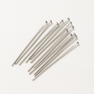Macro-opname van zilveren platte kop T-pinnen voor DIY-sieraden en handgemaakte kralen