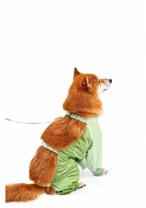 Dettaglio tuta antipolvere per cani in tessuto elastico con design a schiena aperta