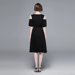 Robe midi noire à épaules dénudées avec applique florale faite main et taille ajustée