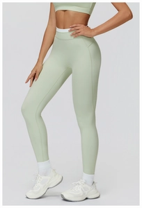 Nahaufnahme der hellgrünen, nahtlosen High-Waist-Yogahose mit geripptem Funktionsmaterial