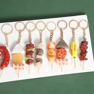 Set di 8 portachiavi realistici a forma di cibo BBQ con spiedini e mais su piatto bianco